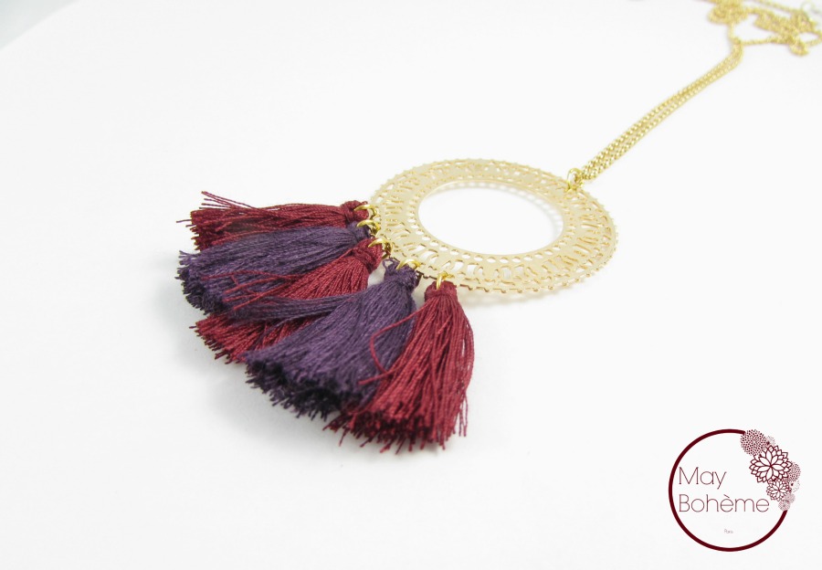 SAUTOIR PLAQUE OR POMPONS BORDEAUX ROUGE PENDENTIF ROND FILIGRANE