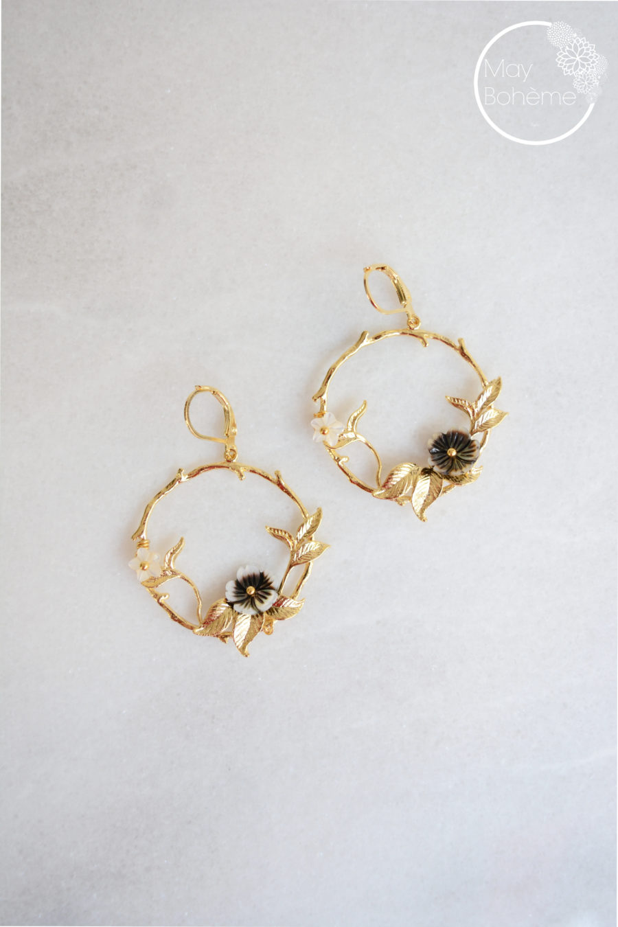 boucles d'oreilles créoles branches feuilles fleurs nacre plaqué or