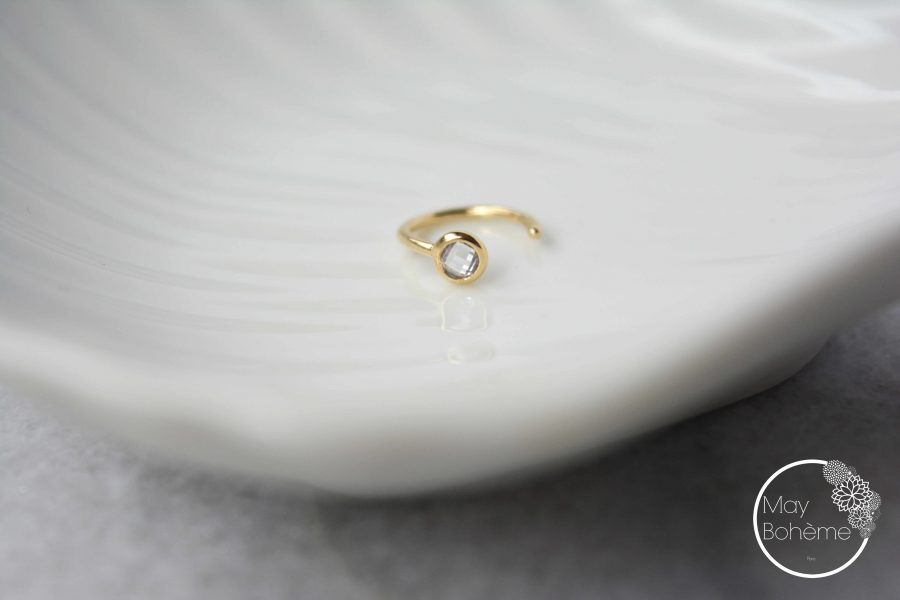 piercing d'oreille doré or brillant zirconium rond