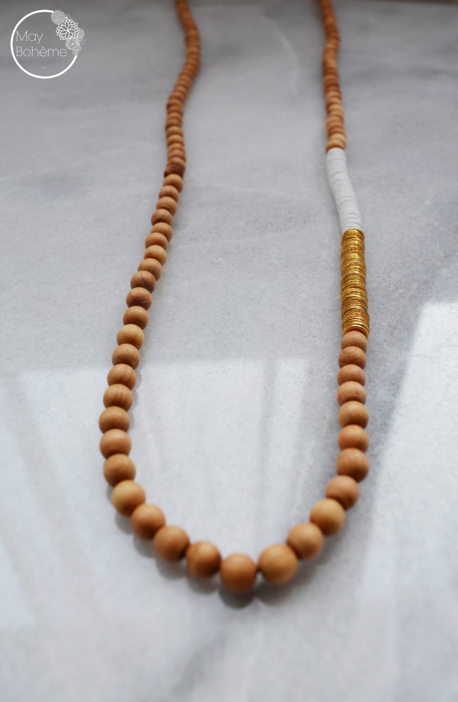 sautoir perles bois santal coquillage blanc hieshi or