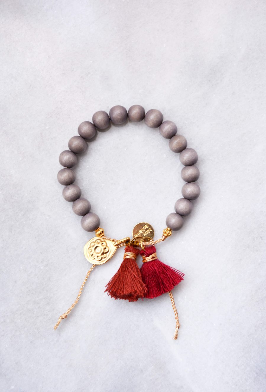 bracelet perles bois breloque pompon bordeaux et vieux rose