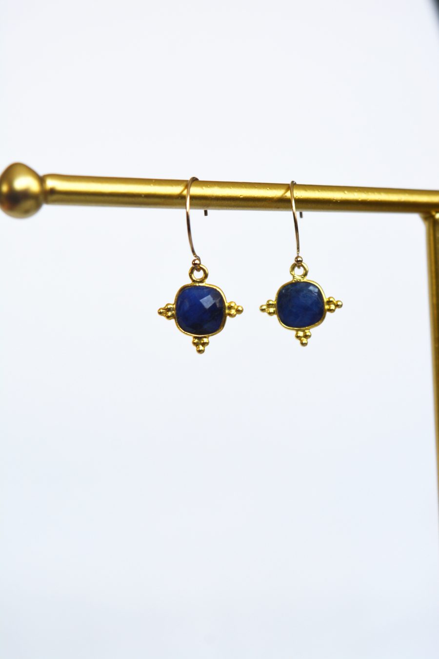 Boucles D'oreilles Dorées Vieillies - Dormeuses Créoles Style Art Nouveau Avec Strass Bleu - Modèle SB8