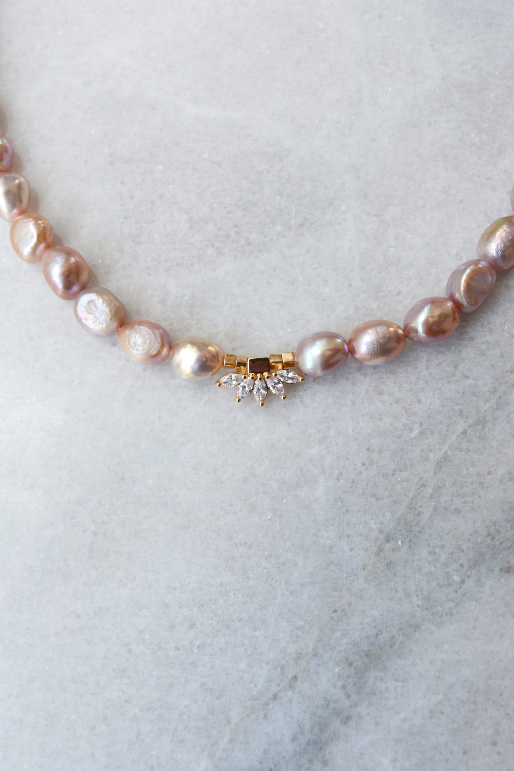 Collier Unique Perles Roses Et Pierre De Lave Grise Pailletée - Bijou Rétro Occasion, Parfait état