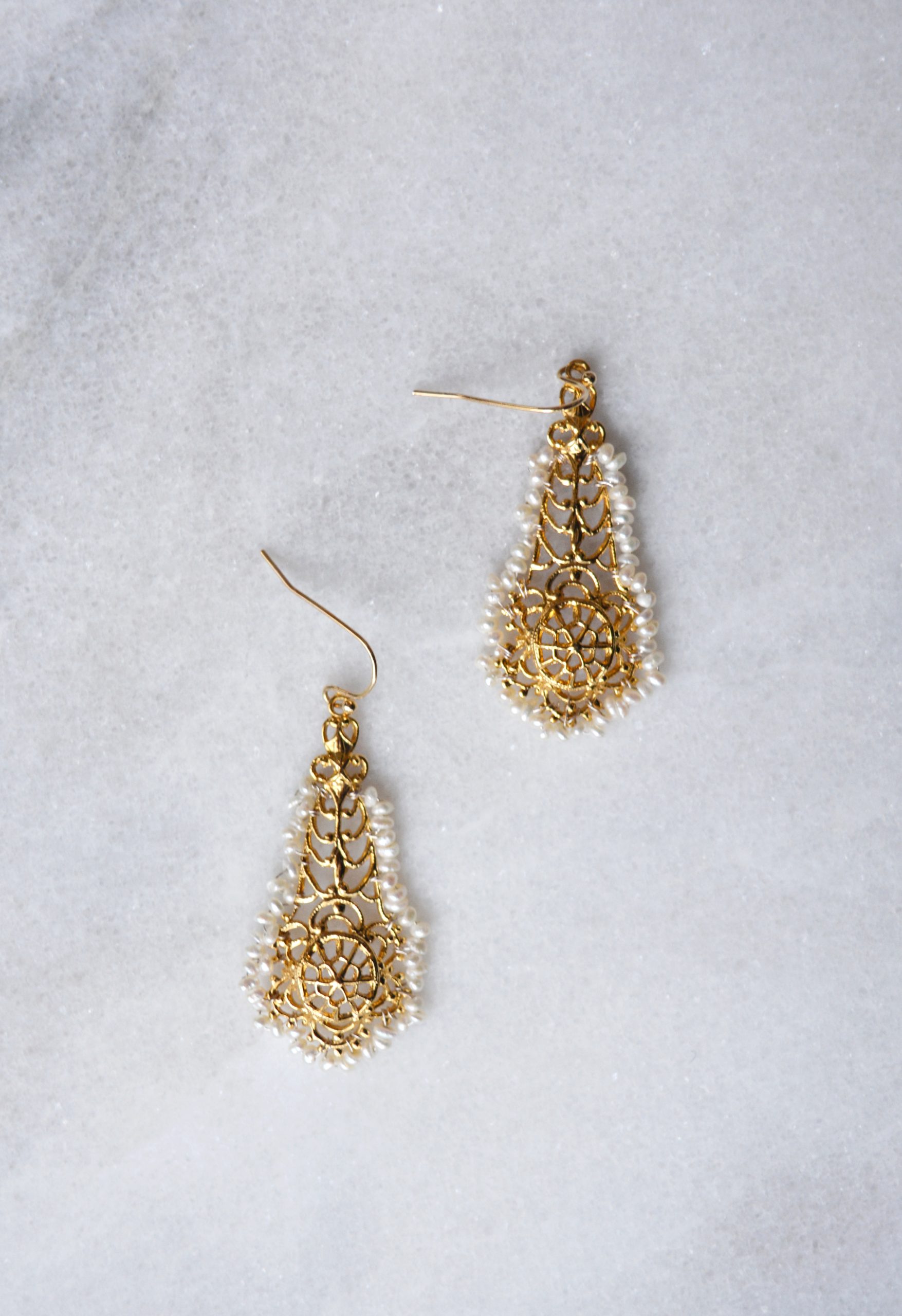 boucles d'oreilles pendants filigranées or perles fines baroques