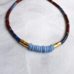 COLLIER PERLES RECYCLEES PATE VERRE BLEU PERLES HIESHI AFRICAINES VINYLE MARRON ET OR ETHNIQUE