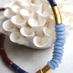 COLLIER PERLES RECYCLEES PATE VERRE BLEU PERLES HIESHI AFRICAINES VINYLE MARRON ET OR ETHNIQUE