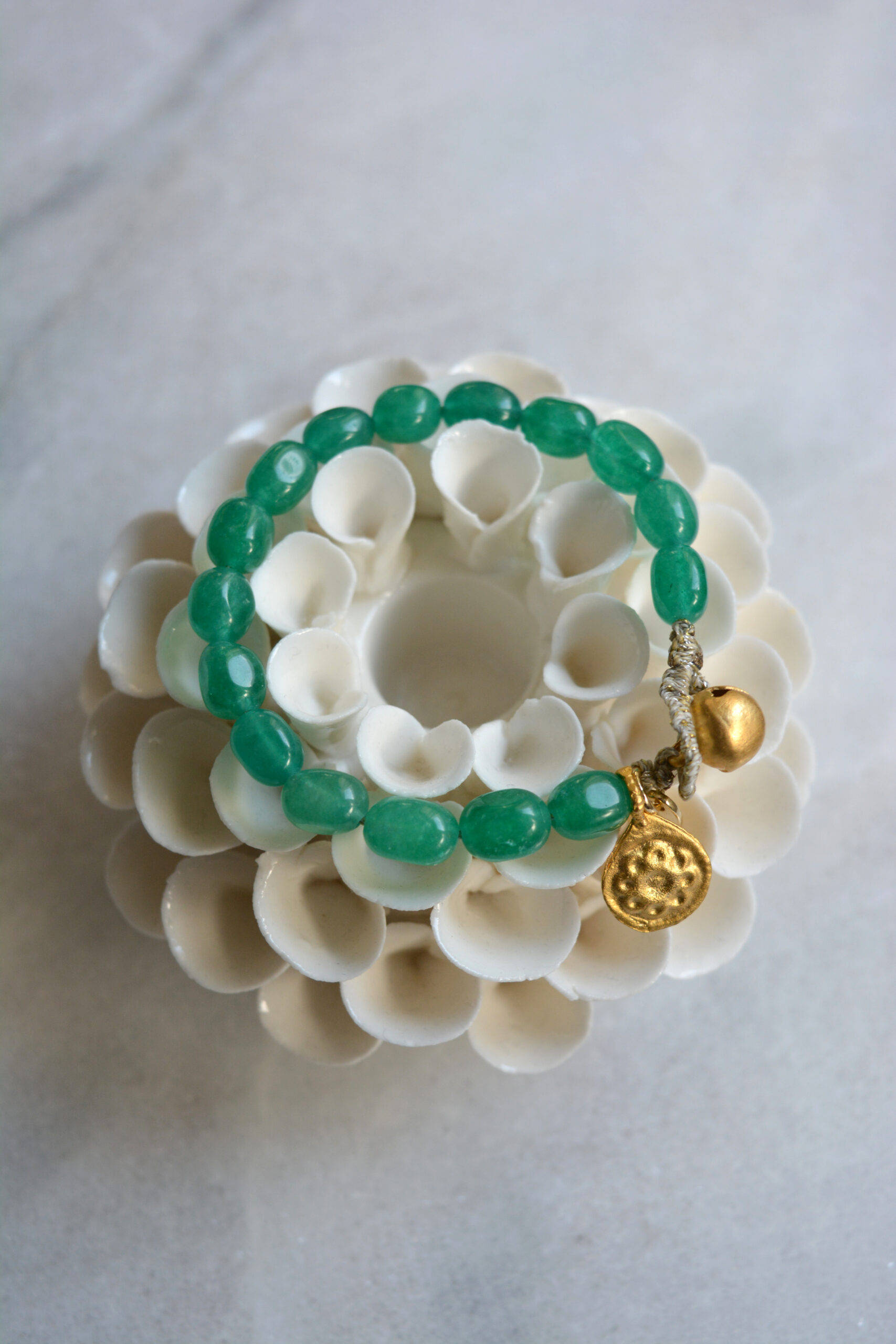 BRACELET PIERRES IRREGULIERES VERTES CLOCHETTE OR