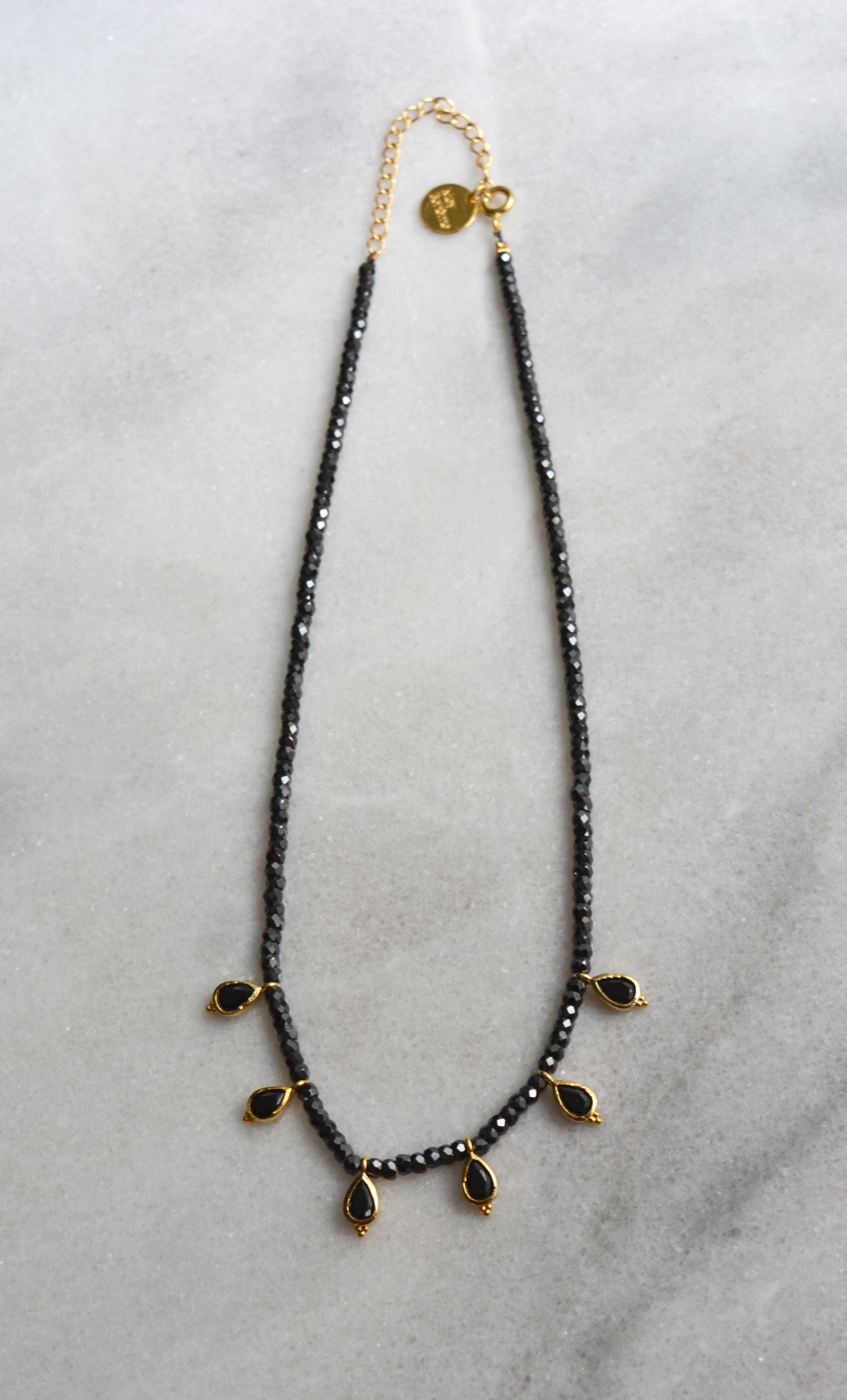 COLLIER EN ZIRCONIUM NOIR PENDENTIFS PLAQUE OR