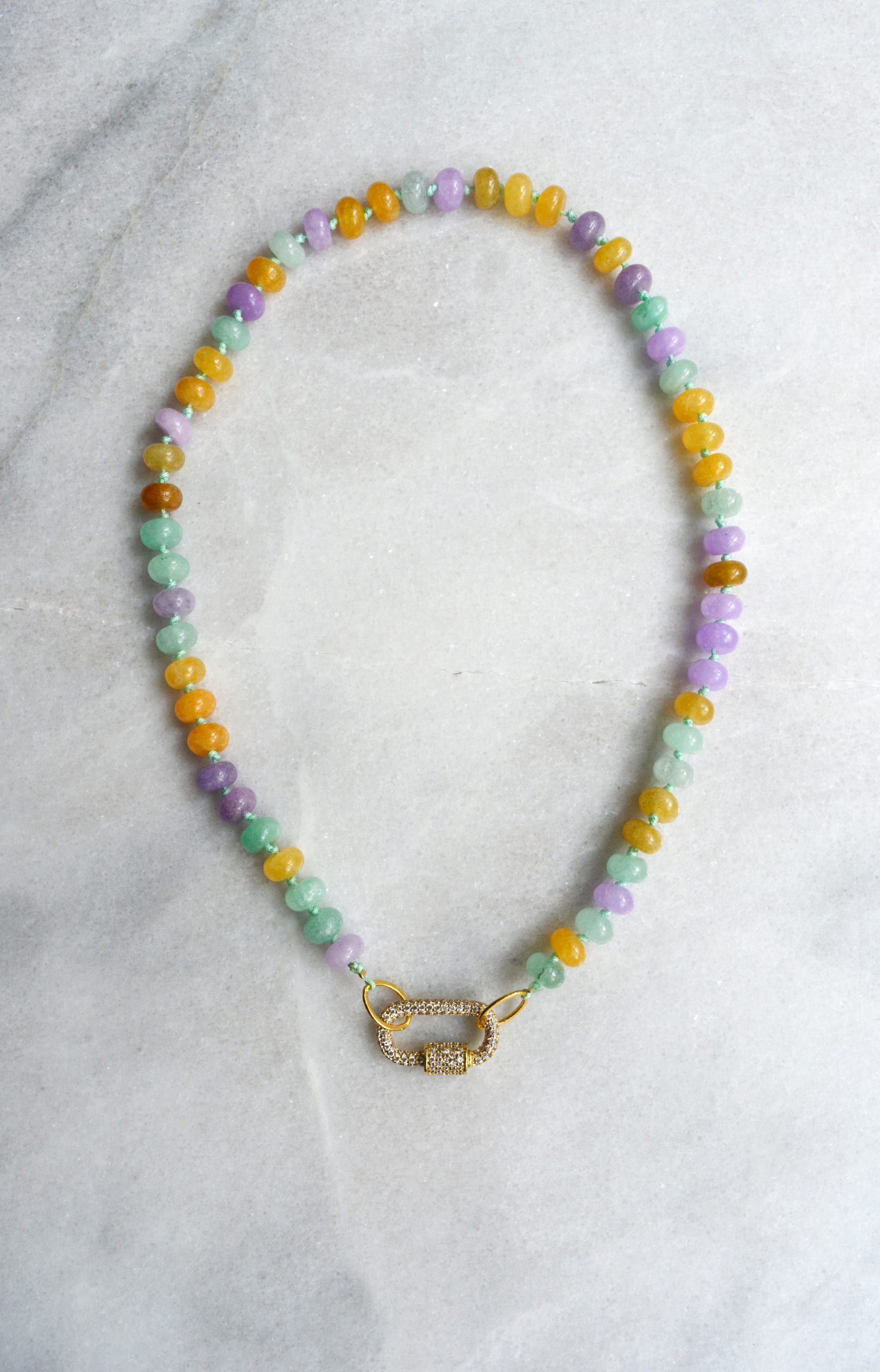 collier grosses perles colorées vert jaune violet fermoir verrou serti zirconium donuts