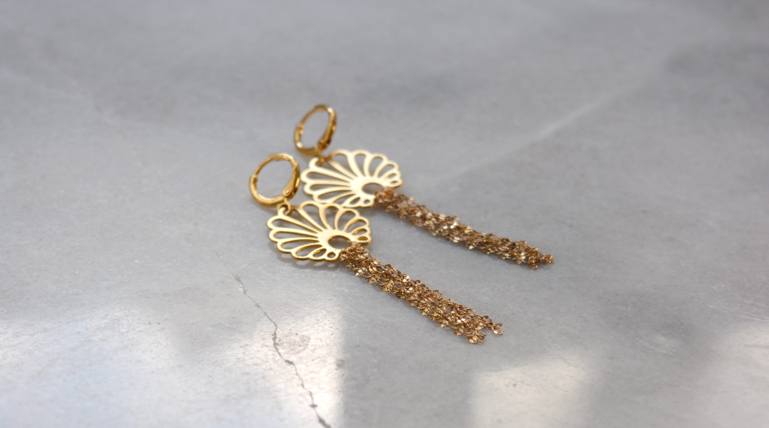 boucles_oreilles_fleurs_art_deco_chainettes_pendants_plaque_or_bucolique_floral