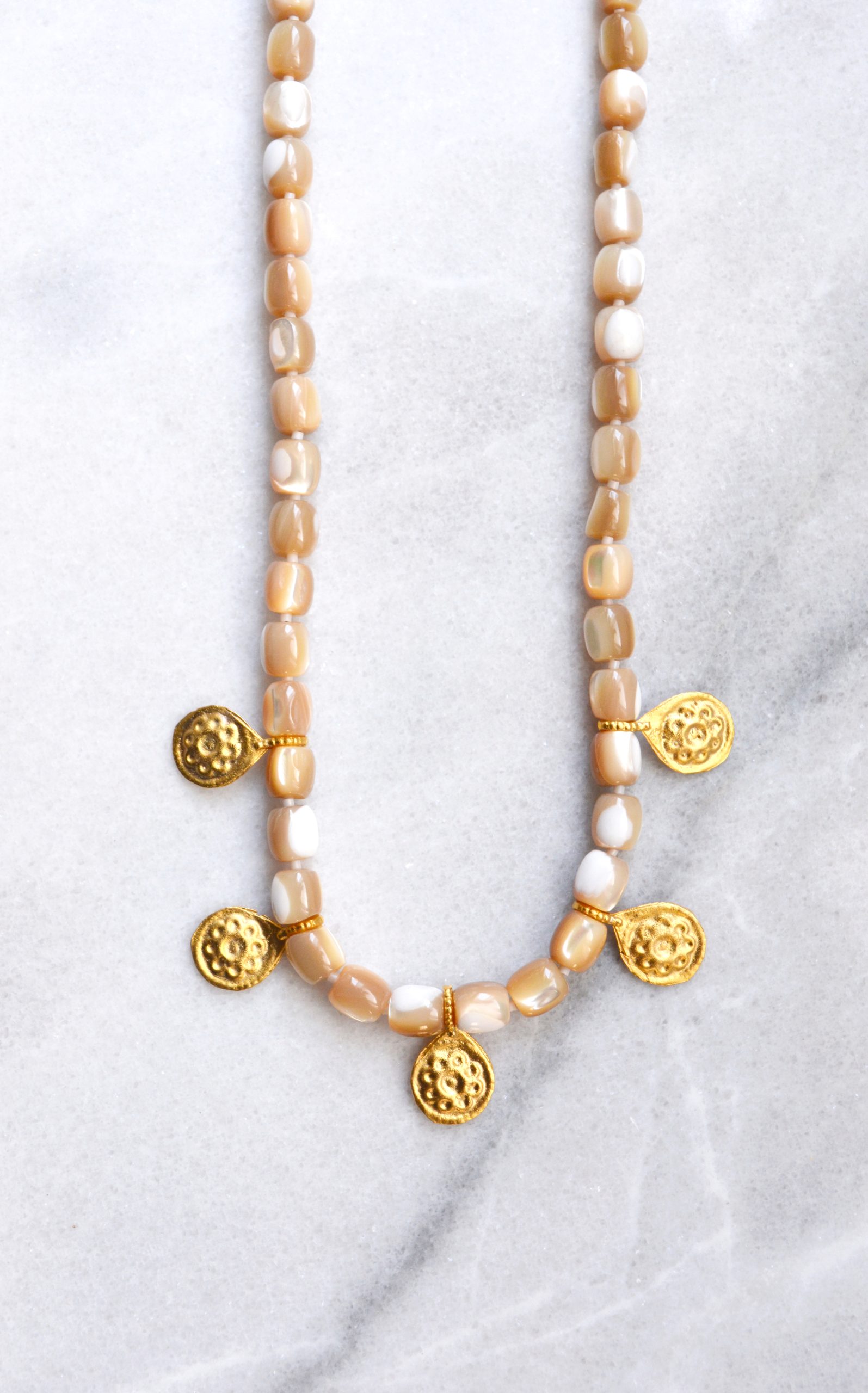 collier_sautoir_perles_nacre_beige_medailles_pendentifs_ethnique_plaqué_or_piece_ethnique_fleur