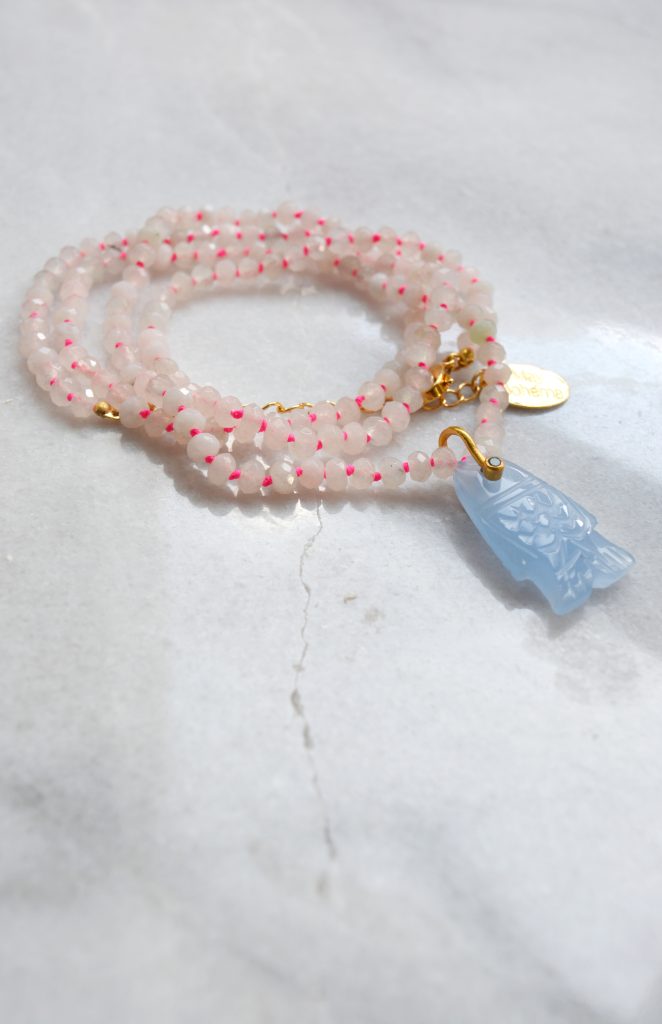 Sautoir_collier_perles_pierre_semi_precieuse_bleu_nouée_lien_rose_fluo_pierre_aventurine_poisson
