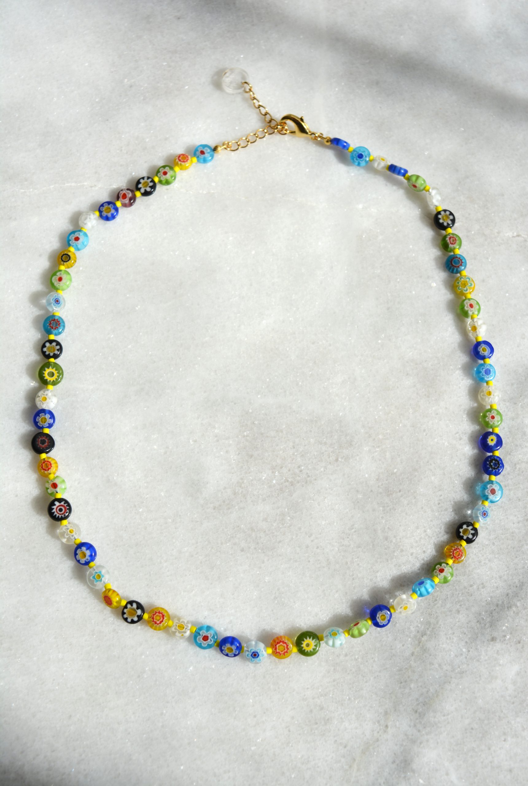 collier perles verre fleur multi couleur bleu jaune fluo orange vert