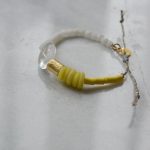 bracelet-ajustable-jaune-perles-verre-jaune-recyclee-africaine-plaque-or-ajustable-unique bracelet recyclé jaune citron perles verre recyclé perles blanche may boheme ajustable