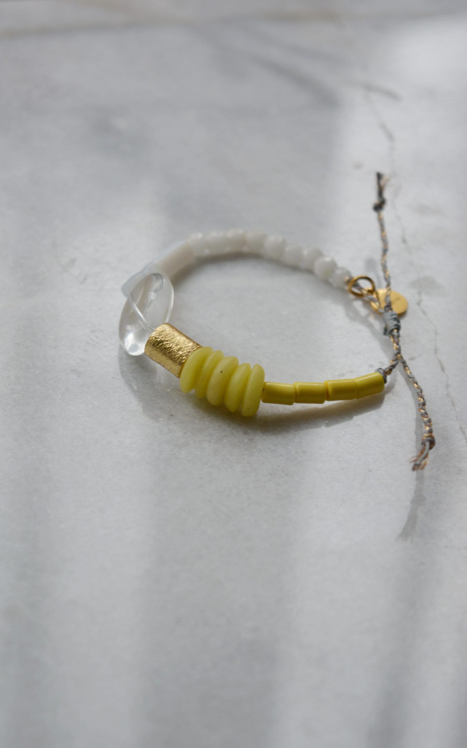 bracelet recyclé jaune citron perles verre recyclé perles blanche may boheme ajustable