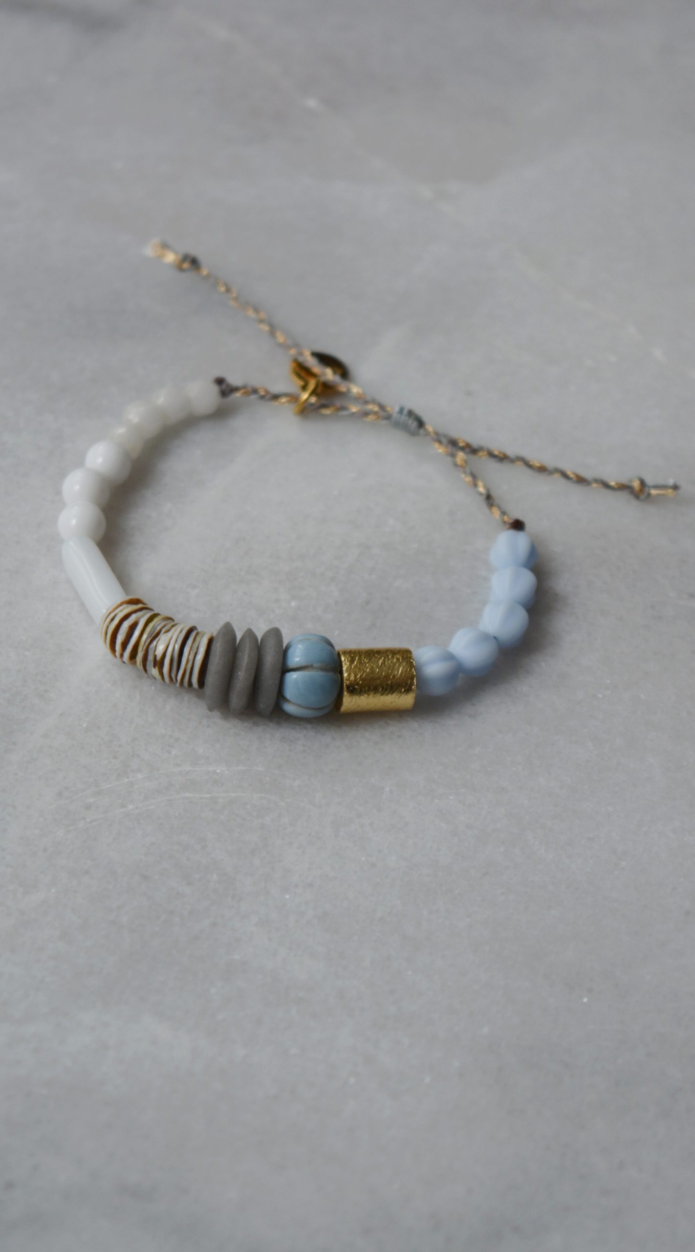 bracelet perles bleu blanc plaqué or coquillage verre recyclé unique ajustable