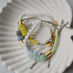 bracelet ajustable perles recyclées africaine jaune bleu blanche