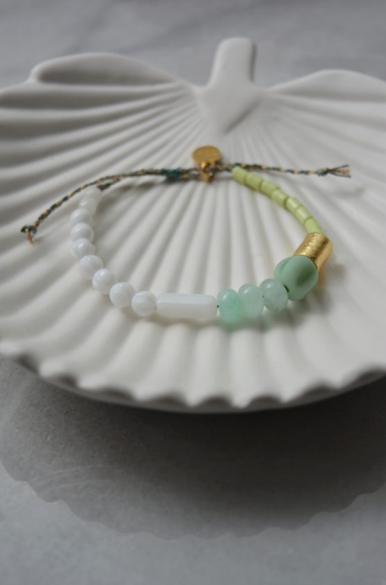 bracelet ajustable perles recyclées verre blanche vert mint opaline vert citron