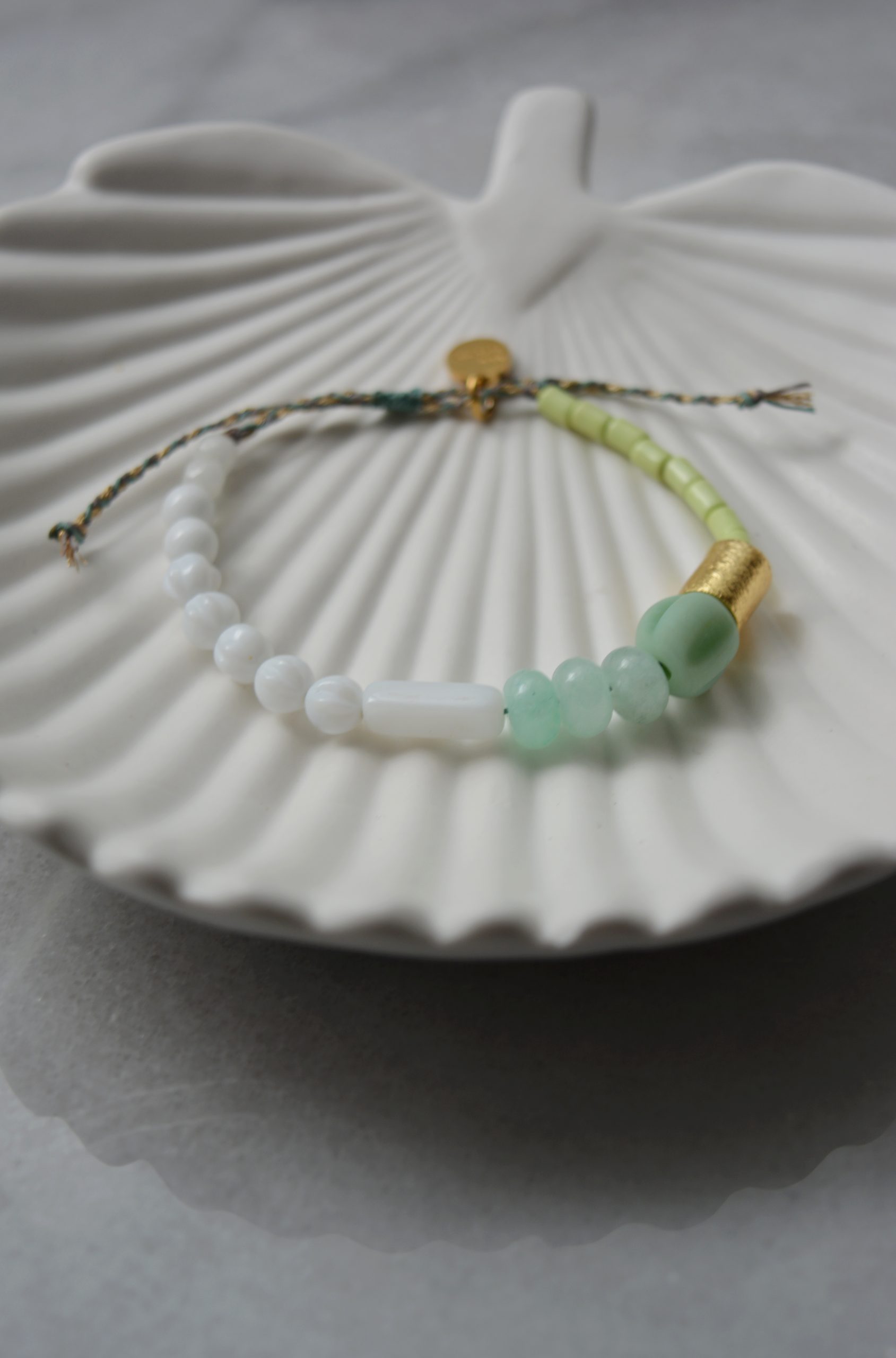 bracelet ajustable perles recyclées verre blanche vert mint opaline vert citron