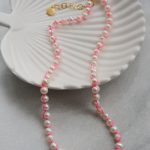 collier perles eau douce macramé fil fluo rose