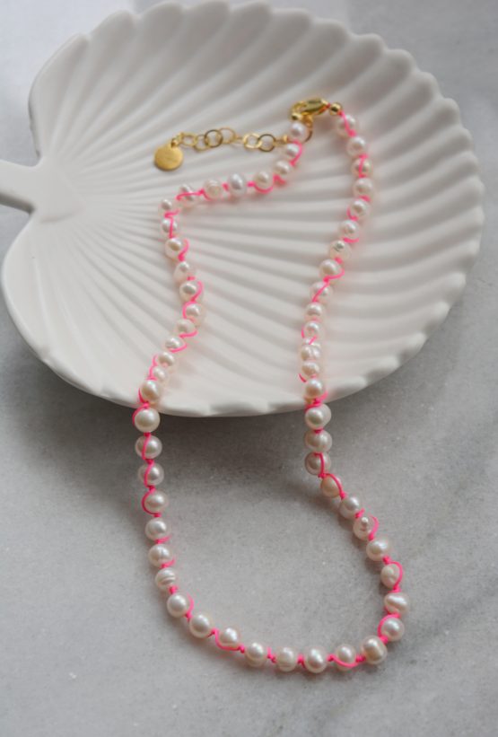collier perles eau douce macramé fil fluo rose