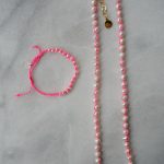 collier perles eau douce macramé fil fluo rose